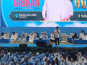 Gibran Ujug-ujug Dipeluk Emak-emak di Acara Isra Miraj Solo