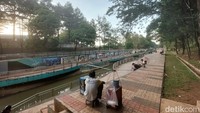 Beragam aktivitas yang bisa traveler lakukan di Cheonggyecheon versi Tangerang Selatan ini. Mulai dar bersantai di bangku-bangku yang berada di pedestarian, jogging, foto-foto dengan aneka mural, bersepeda hingga bisa kuliner santai.