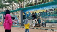 Sepertinya ramai pengunjung yang memanfaatkan long weekend dengan bersantai bersama keluarga di sini. Foto-foto dulu guys!