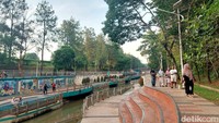 Saat cuaca cerah, suasana di Jaletreng River Park sangat indah. Hijaunya pepohonan yang berjejer di sisi sungai berpadu dengan pedestarian yang cukup lebar dan nyaman.