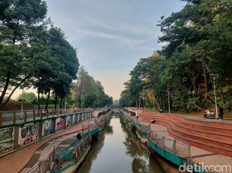 Foto: Menikmati Long Weekend di Cheonggyecheon ala Tangsel