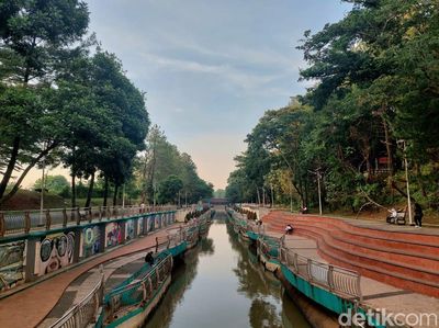 Foto: Menikmati Long Weekend di Cheonggyecheon ala Tangsel