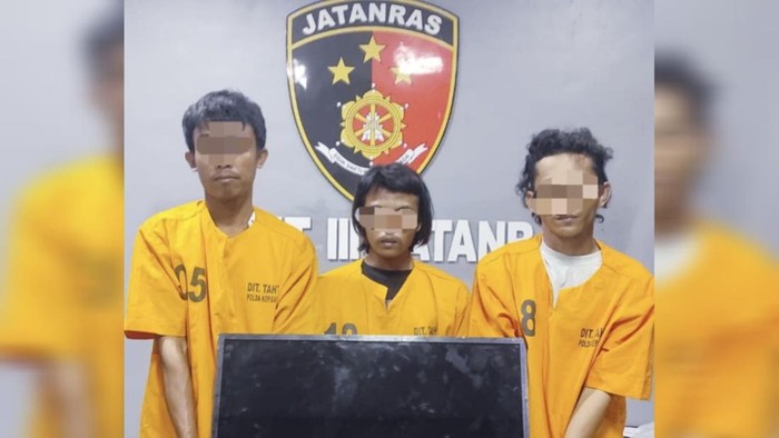 Jatanras Polda Bangka Belitung menangkap tiga pencuri TV sekaligus kurir narkoba jenis sabu di wilayah Kota Pangkalpinang.