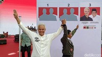Ganjar-Mahfud Md bergandengan dan merentangkan tangannya ke udara menyapa puluhan ribu pendukungnya yang hadir tak hanya dari Banyuwangi, tapi dari berbagai kota lain.