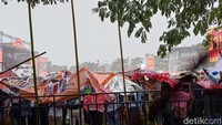 Hujan sempat menguyur lokasi kampanye Ganjar-Mahfud yang berada di lapangan ruang Terbuka Hijau (RTH) Maron, Banyuwangi. Meski begitu massa masih tetap bertahan.