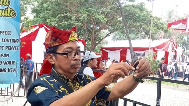 Kanjeng Ilham Triadi Negoro, sang pawang hujan yang redakan hujan lebat saat kampanye Ganjar-Mahfud di Banyuwangi.