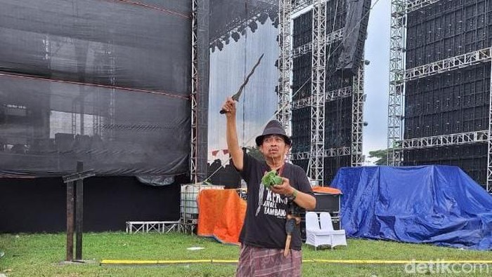 Kanjeng Ilham Triadi Negoro, sang pawang hujan yang redakan hujan lebat saat kampanye Ganjar-Mahfud di Banyuwangi.