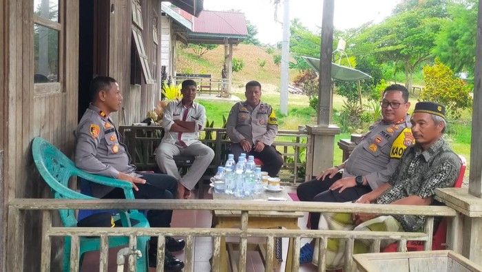 Kapolres Kolaka Utara mengecek kesiapan personel di TPS terjauh di wilayahnya di kawasan hutan Tolala. Dokumen Istimewa