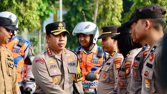 Kapolresta Pekanbaru mengecek personel. (Dok Polresta Pekanbaru)