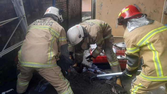 Regu 3 Damkar Klaten mendatangi lokasi kebocoran gas di acara hajatan, Kamis (8/2/2024).