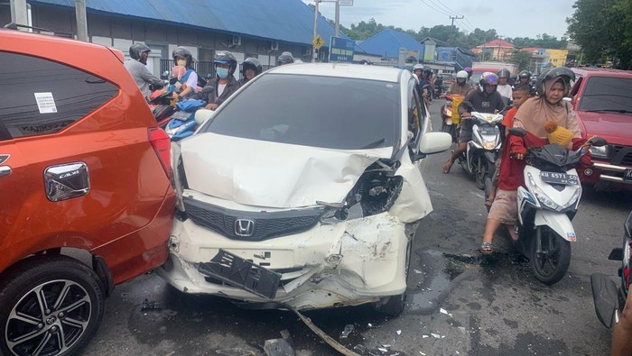 Kecelakaan beruntun yang melibatkan 5 mobil dan 3 motor terjadi di Tarakan, Kaltara.