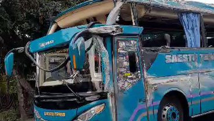 Bus bernomor polisi E 7607 V yang terguling di Jalan Imogiri-Dlingo, tepatnya di sekitar kawasan Bukit Bego, Padukuhan Kedungbuweng, Wukirsari, Imogiri, Bantul, Kamis (8/2/2024).