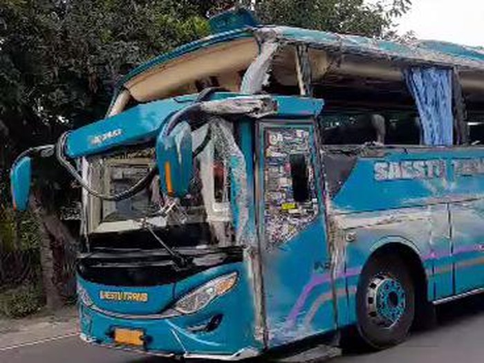 Bus bernomor polisi E 7607 V yang terguling di Jalan Imogiri-Dlingo, tepatnya di sekitar kawasan Bukit Bego, Padukuhan Kedungbuweng, Wukirsari, Imogiri, Bantul, Kamis (8/2/2024).