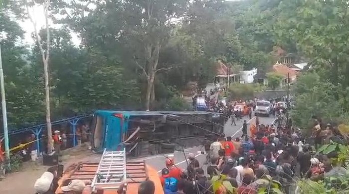 Bus bernomor polisi E 7607 V yang terguling di Jalan Imogiri-Dlingo, tepatnya di sekitar kawasan Bukit Bego, Padukuhan Kedungbuweng, Wukirsari, Imogiri, Bantul, Kamis (8/2/2024).