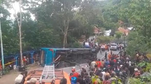 Bus bernomor polisi E 7607 V yang terguling di Jalan Imogiri-Dlingo, tepatnya di sekitar kawasan Bukit Bego, Padukuhan Kedungbuweng, Wukirsari, Imogiri, Bantul, Kamis (8/2/2024).