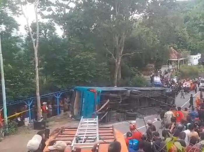 Bus bernomor polisi E 7607 V yang terguling di Jalan Imogiri-Dlingo, tepatnya di sekitar kawasan Bukit Bego, Padukuhan Kedungbuweng, Wukirsari, Imogiri, Bantul, Kamis (8/2/2024).