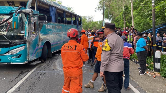 Bus bernomor polisi E 7607 V yang terguling di Jalan Imogiri-Dlingo, tepatnya di sekitar kawasan Bukit Bego, Padukuhan Kedungbuweng, Wukirsari, Imogiri, Bantul, Kamis (8/2/2024).