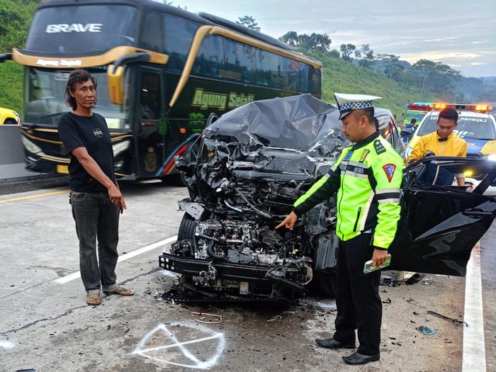 Penampakan mobil Toyota Innova yang terlibat kecelakaan dengan truk di Tol Semarang-Solo, Kamis (8/2/2024).