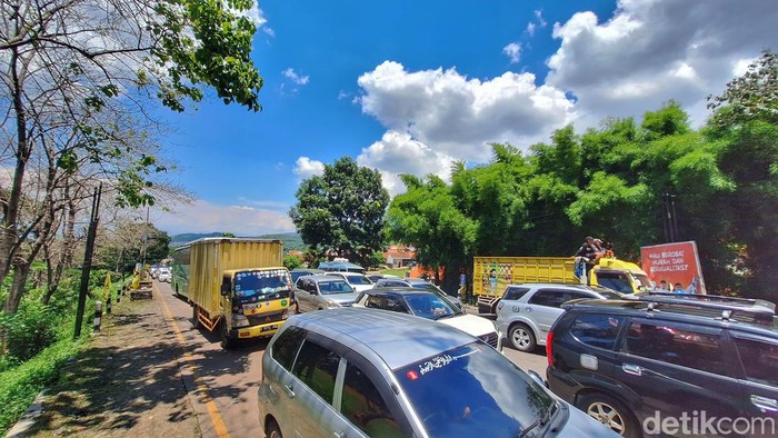 Kemacetan di kawasan Jalan Raya Nagreg, Kabupaten Bandung.