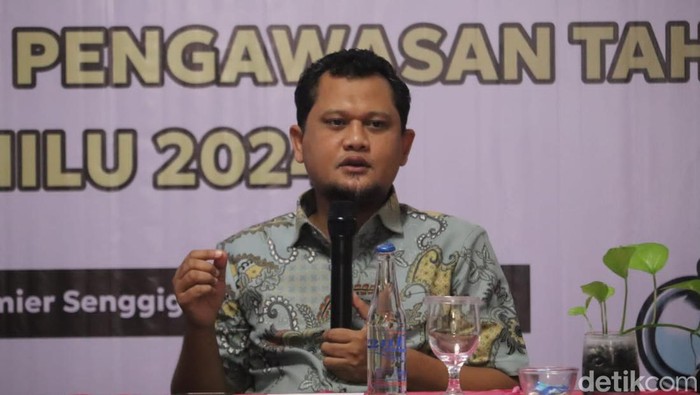 Ketua Bawaslu NTB Itratip saat memberi sambutan di acara penguatan kelembagaan penyandang disabilitas dalam pengawasan Pemilu 2024 di Hotel Montana, Senggigi, Lombok Barat, Kamis (8/2/2024). (Foto: Helmy Akbar/detikBali)