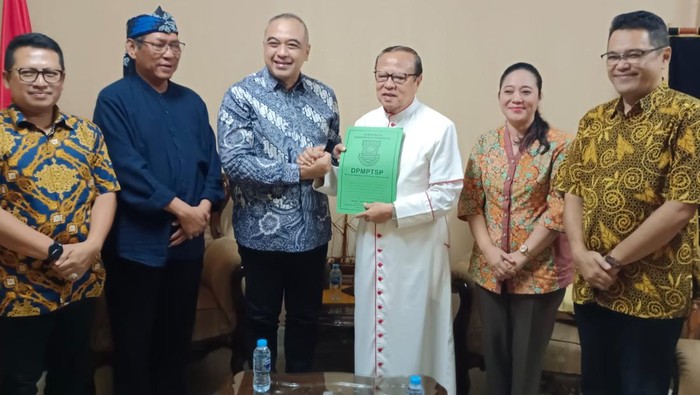 Ketua DPD Golkar Jakarta Terima Apresiasi dari Uskup Agung Jakarta Ketua DPD Golkar DKI Jakarta, Ahmed Zaki Iskandar menghadiri undangan Keuskupan Agung Gereja Katedral Jakarta pada Rabu (7/2) pagi. Kedatangan ini diterima langsung oleh Uskup Agung Kardinal Romo Ignatius, Suharyo.