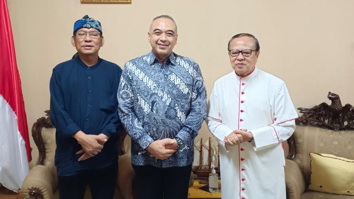 Ketua DPD Golkar DKI Jakarta, Ahmed Zaki Iskandar menghadiri undangan Keuskupan Agung Gereja Katedral Jakarta pada Rabu (7/2) pagi. Kedatangan ini diterima langsung oleh Uskup Agung Kardinal Romo Ignatius, Suharyo.