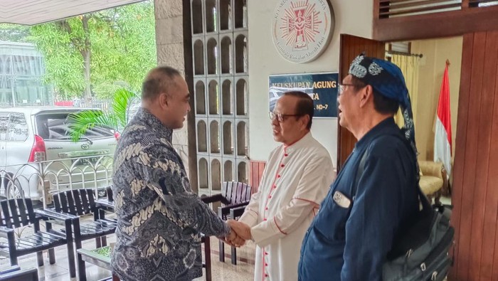 Ketua DPD Golkar Jakarta Terima Apresiasi dari Uskup Agung Jakarta Ketua DPD Golkar DKI Jakarta, Ahmed Zaki Iskandar menghadiri undangan Keuskupan Agung Gereja Katedral Jakarta pada Rabu (7/2) pagi. Kedatangan ini diterima langsung oleh Uskup Agung Kardinal Romo Ignatius, Suharyo.