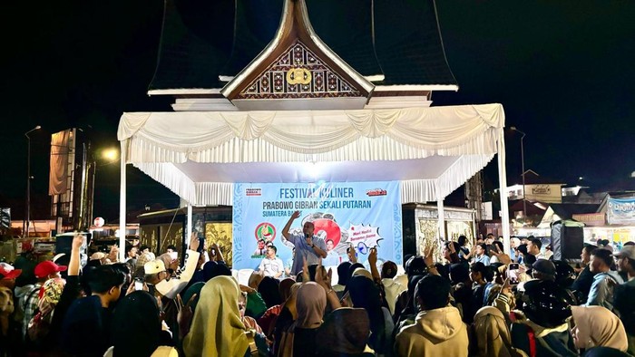 Ketua TKD Prabowo-Gibran Sumatera Barat (Sumbar) Andre Rosiade telah membuka Festival Kuliner Prabowo-Gibran Sekali Putaran di Kota Bukittinggi. (dok istimewa).