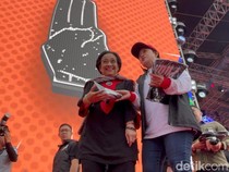 Megawati Bagikan Kaus Ganjar-Mahfud di Hajatan Rakyat Banyuwangi