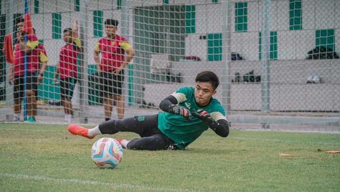 Kiper utama Persebaya Surabaya Ernando Ari.