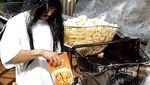 Kocak! Penjual Kerupuk Ini Cosplay Jadi Cinderella hingga Petugas KPPS