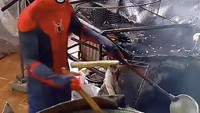Walau harus menahan rasa panas dan gerah karena memakai kostum tertutup seperti Spiderman, tapi Jeni tetap semangat goreng kerupuk. Foto: TikTok @_gemini115
