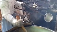 “Pake seragam sekolah dong bang,” pinta @anau**. Di videonya, Jeni langsung pakai seragam anak SMA yang kocak.  Foto: TikTok @_gemini115