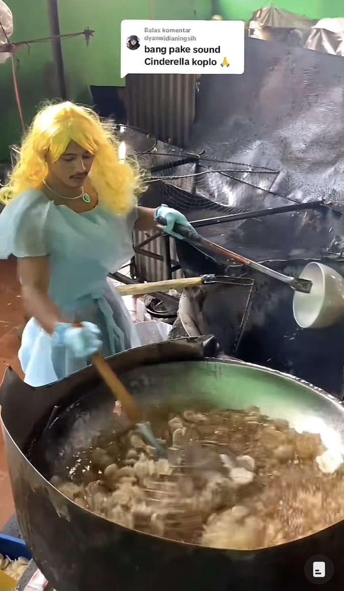 Kocak! Penjual Kerupuk Ini ‘Cosplay’ Jadi Cinderella hingga Petugas KPPS