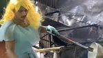 Kocak! Penjual Kerupuk Ini Cosplay Jadi Cinderella hingga Petugas KPPS