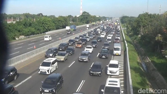 Kondisi arus lalin di tol saat libur panjang akhir pekan