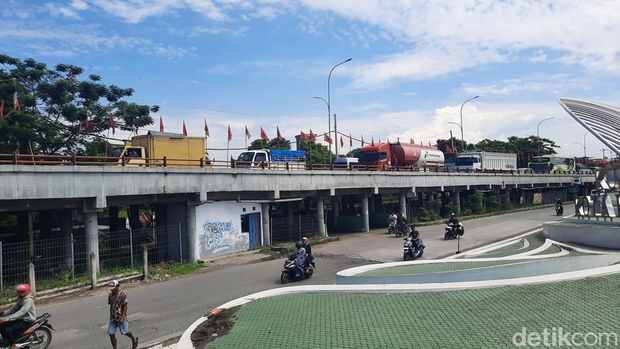 Kondisi Jalan Pantura Kudus menuju Demak alami kemacetan, Kamis (8/2/2024).