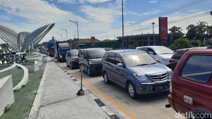 Kondisi Jalan Pantura Kudus menuju Demak alami kemacetan, Kamis (8/2/2024).