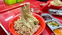 Paduan mie keriting dengan kekenyalan yang pas, serta racikan bumbu dan minyak ayamnya yang gurih membuat rasa mie ini semakin enak.  Foto: detikFood