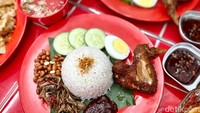 Kalau ke Toko Makmur wajib coba menu favorit lainnya seperti Nasi Lemakmur (Rp 38.000). Disajikan  dengan ikan asin, kacang goreng, ayam goreng dan sambal merah. Foto: detikFood