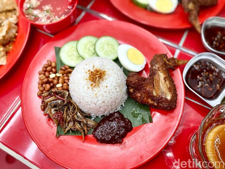 Kopitiam Tersembunyi Ini Jual Mie dan Bubur China ala Hawker di Singapura