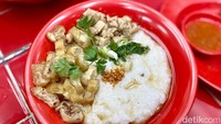 Begitu juga dengan Buchin (Rp 23.000), bubur ayam oriental ala China disajikan dengan cincangan daging ayam bumbu asin yang enak. Foto: detikFood