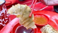 Chef Putri menambahkan pilihan camilan agar pengunjung betah nongkrong.  Seperti Kuotie (Rp 25.000), seporsi isi empat dengan pilihan dua saus yang enak. Foto: detikFood