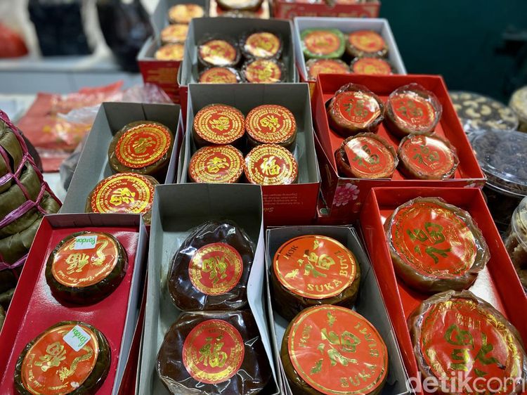 Kemeriahan Pasar Glodok Jelang Imlek, Kue Keranjang dan Jeruk jadi Buruan