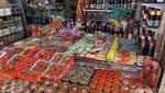 Kemeriahan Pasar Glodok Jelang Imlek, Kue Keranjang dan Jeruk jadi Buruan