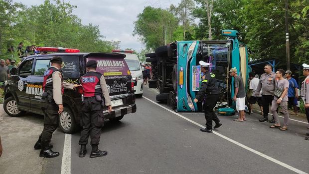 Bus rombongan wisata yang terguling di Jalan Imogiri-Dlingo, Bantul, Kamis (8/2/2024).