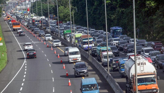 Libur Panjang, Jalan Raya Puncak Bogor Macet Banget Foto udara kepadatan kendaraan saat diberlakukan sistem saatu arah di jalur wisata Puncak, Gadog, Kabupaten Bogor, Jawa Barat, Kamis (8/2/2024). Polres Bogor memberlakukan sistem satu arah situasional dan pemberlakuan ganjil genap nomor kendaraan untuk mengantisipasi tingginya volume kendaraan wisatawan saat libur Isra Mikraj Nabi Muhammad SAW, cuti bersama, Tahun Baru Imlek. ANTARA FOTO/Yulius Satria Wijaya/tom.