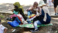 Biasanya, para pengunjung membawa atau membeli tikar serta membawa bekal untuk bersantai di tempat wisata ini.