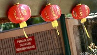 Tampak sejumlah lampion dan pernak pernik untuk menyambut perayaan Tahun Baru Imlek 2024 terlihat di loket masuk.