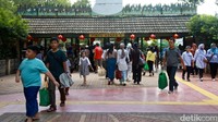 Sejumlah warga berkunjung ke Taman Margasatwa Ragunan, Jakarta, Kamis (8/2/2024).